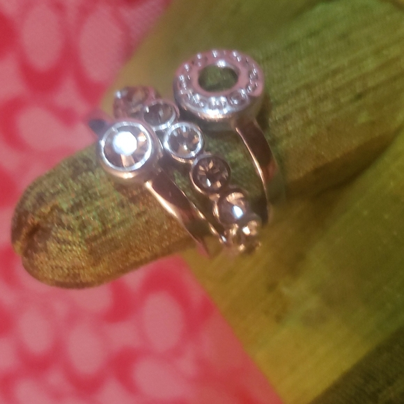 In Silver set sparkling Rings. - Picture 4 of 11